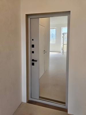 Квартирная дверь с зеркалом изнутри Квартирная дверь с зеркалом изнутри