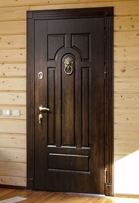 Дверь с кнокером Дверь с кнокером